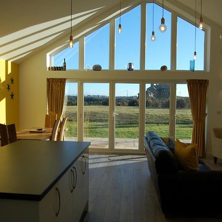 Beautiful, Modern Villa 5 Mins Walk From The Stunning Bay At Trearddur ホーリーヘッド エクステリア 写真