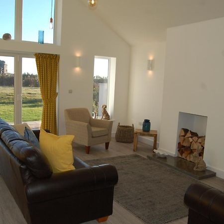 Beautiful, Modern Villa 5 Mins Walk From The Stunning Bay At Trearddur ホーリーヘッド エクステリア 写真