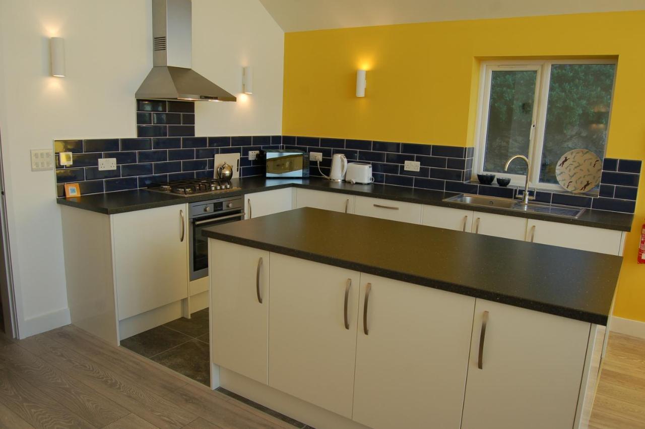 Beautiful, Modern Villa 5 Mins Walk From The Stunning Bay At Trearddur ホーリーヘッド エクステリア 写真
