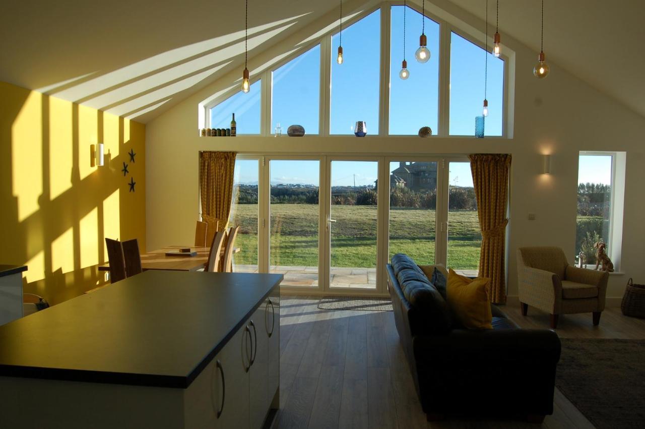 Beautiful, Modern Villa 5 Mins Walk From The Stunning Bay At Trearddur ホーリーヘッド エクステリア 写真