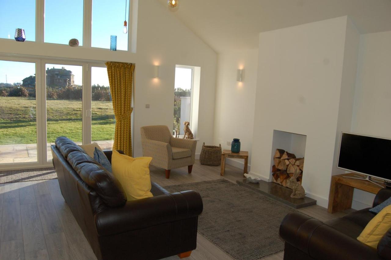 Beautiful, Modern Villa 5 Mins Walk From The Stunning Bay At Trearddur ホーリーヘッド エクステリア 写真