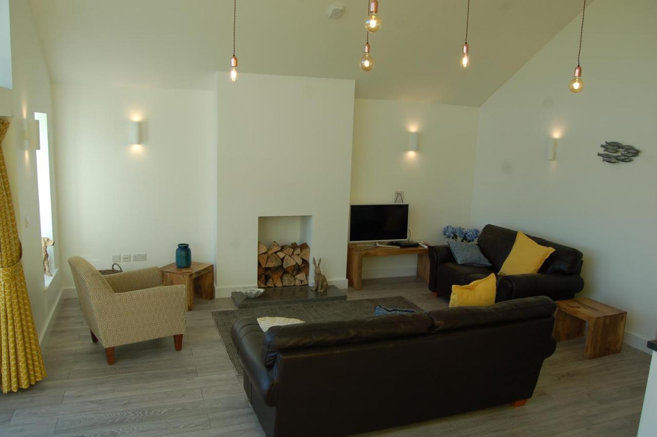 Beautiful, Modern Villa 5 Mins Walk From The Stunning Bay At Trearddur ホーリーヘッド エクステリア 写真