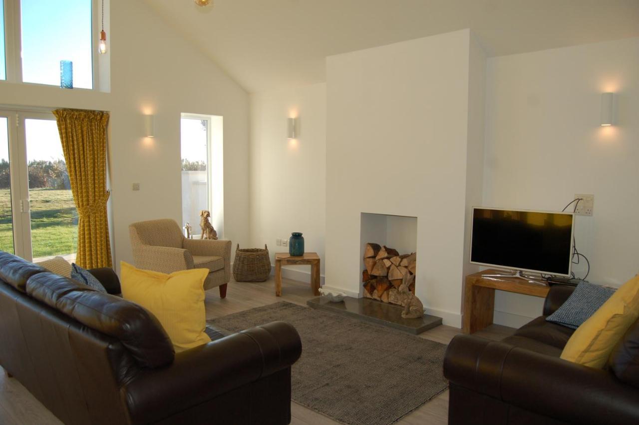 Beautiful, Modern Villa 5 Mins Walk From The Stunning Bay At Trearddur ホーリーヘッド エクステリア 写真