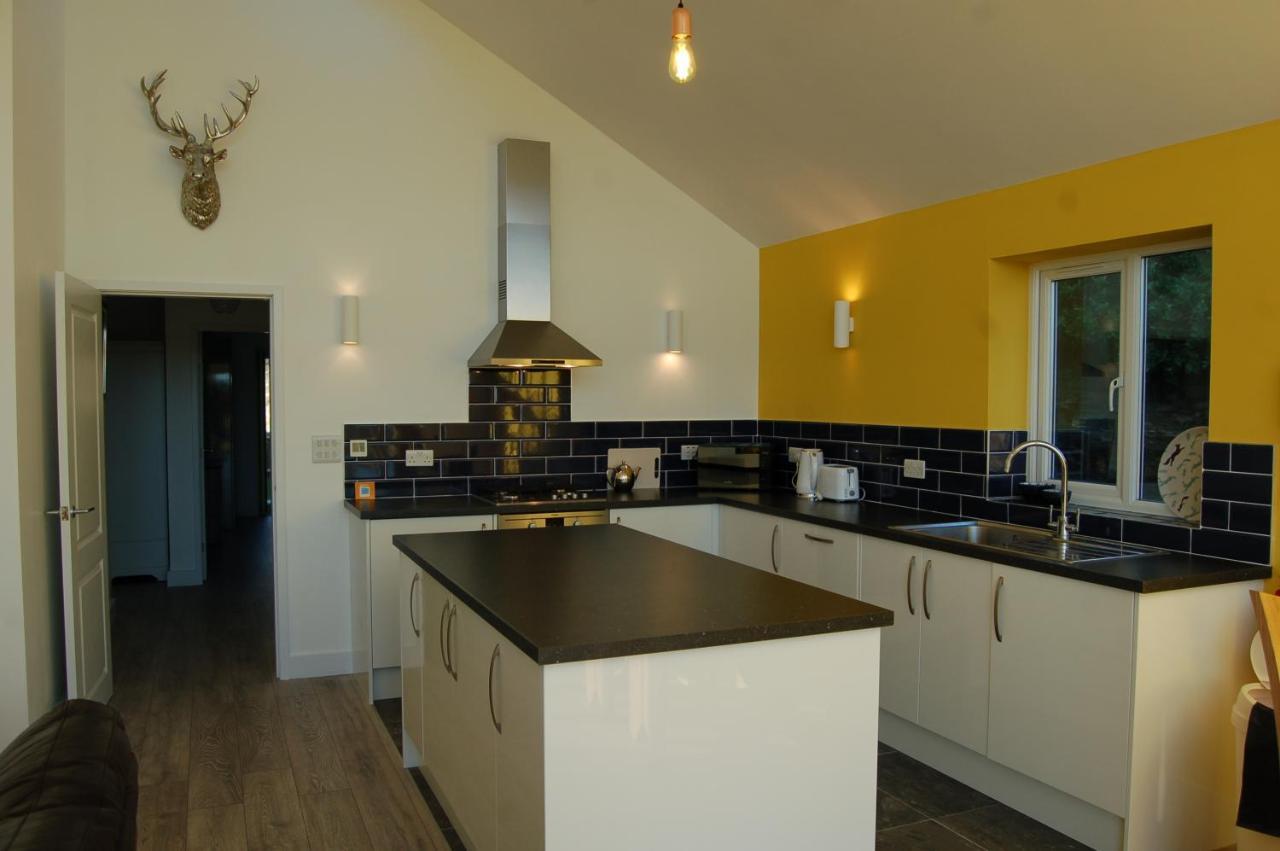 Beautiful, Modern Villa 5 Mins Walk From The Stunning Bay At Trearddur ホーリーヘッド エクステリア 写真