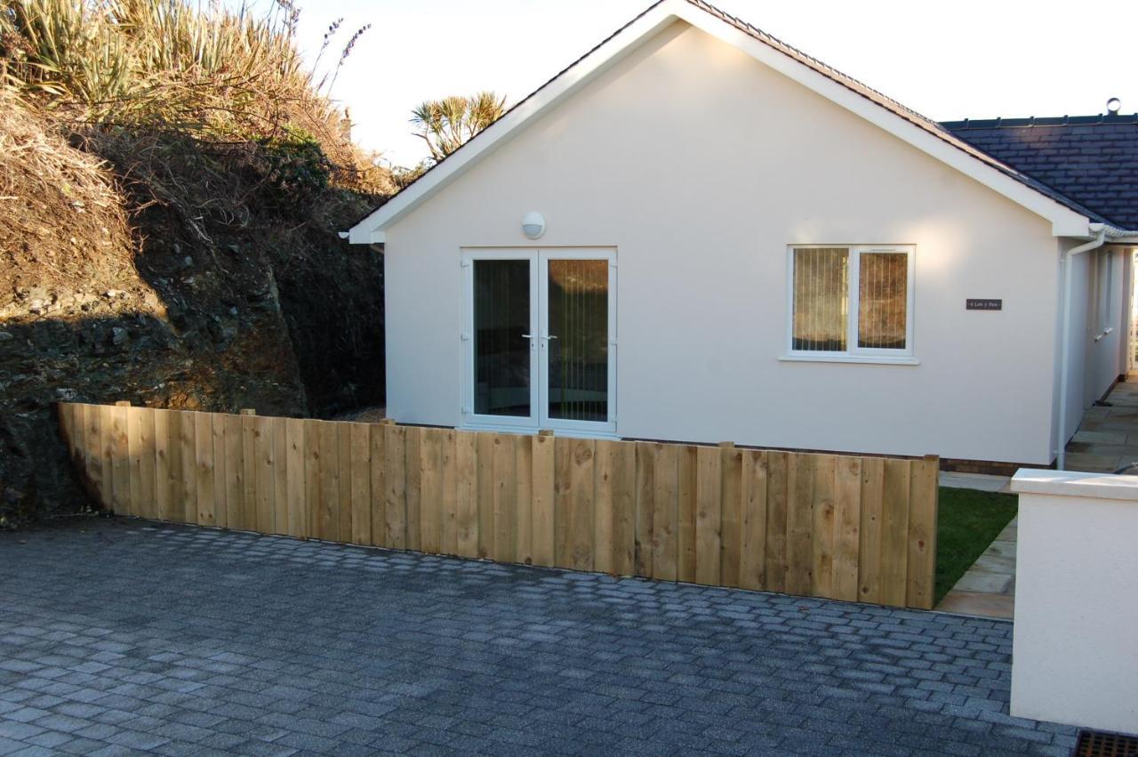Beautiful, Modern Villa 5 Mins Walk From The Stunning Bay At Trearddur ホーリーヘッド エクステリア 写真