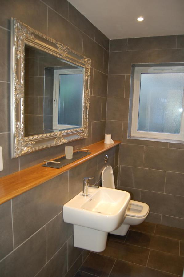 Beautiful, Modern Villa 5 Mins Walk From The Stunning Bay At Trearddur ホーリーヘッド エクステリア 写真