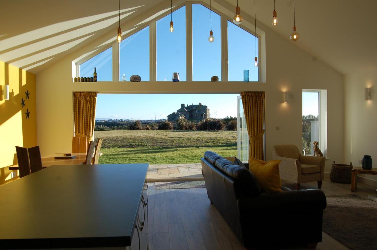 Beautiful, Modern Villa 5 Mins Walk From The Stunning Bay At Trearddur ホーリーヘッド エクステリア 写真